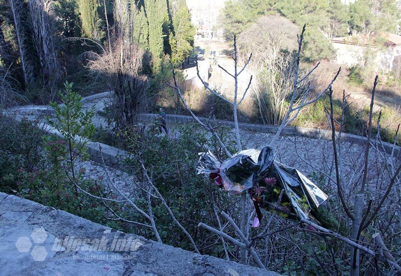 Mostarska ''Partiza'': Cvijeće razbacano, ploče na sigurnom